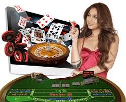 Aplikasi qqq1221 menampilkan live dealer casino dan menu navigasi